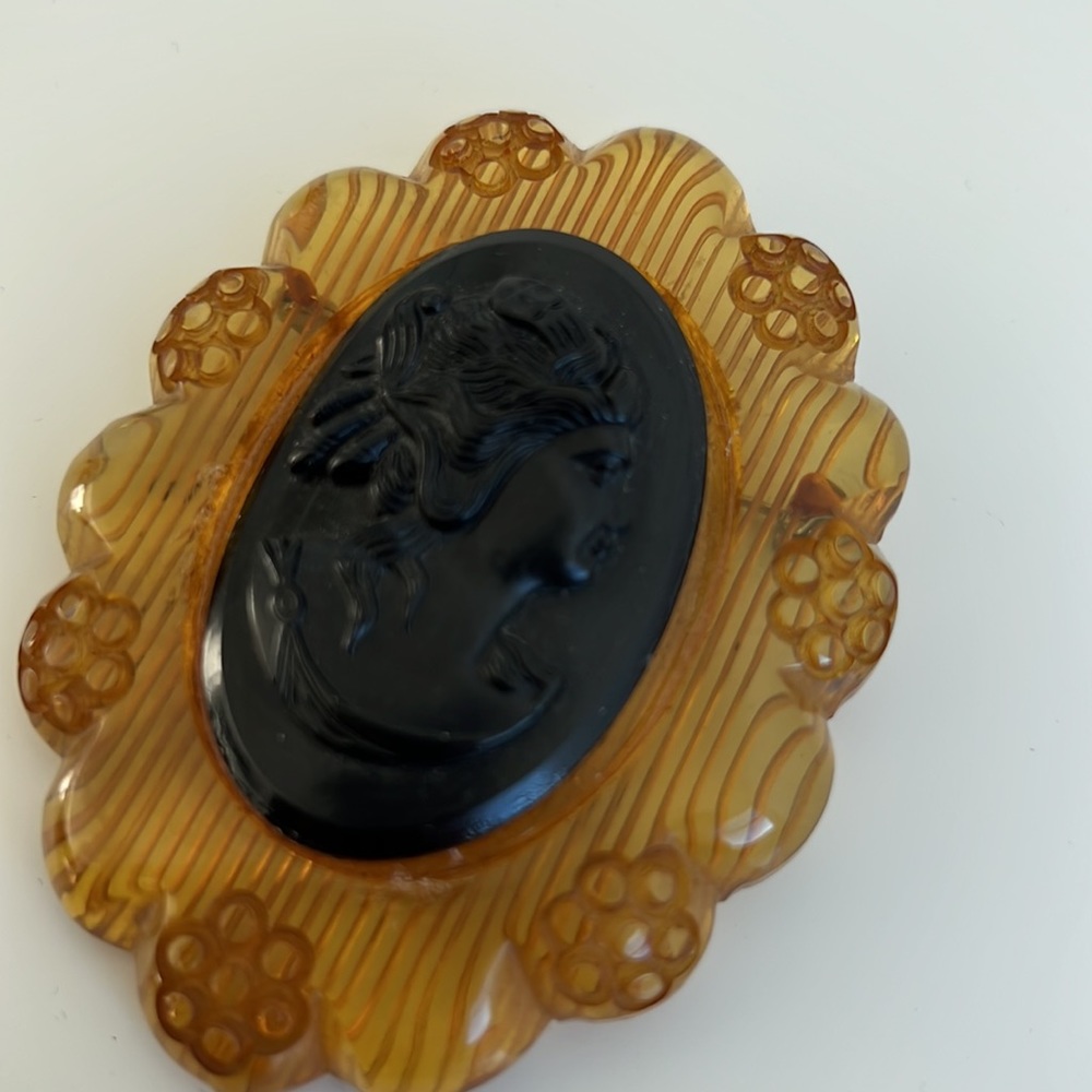 Beautiful Bakelite Cameo Brooch - Picture 3 of 4